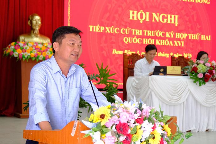 Ông Trần Đức Bắc, Chủ tịch UBND xã Đam Rông 3 phát biểu, giải đáp các ý kiến, kiến nghị của cử tri
