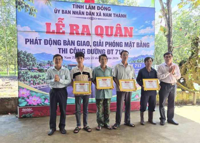 Tặng Giấy khen cho người dân bàn giao mặt bằng sớm