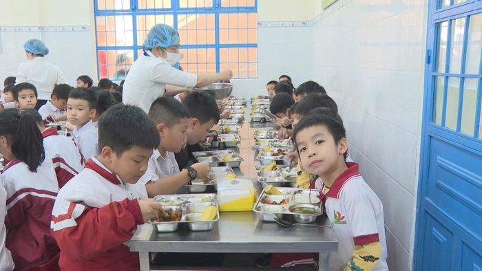 Các em học sinh ăn bán trú tại trường học