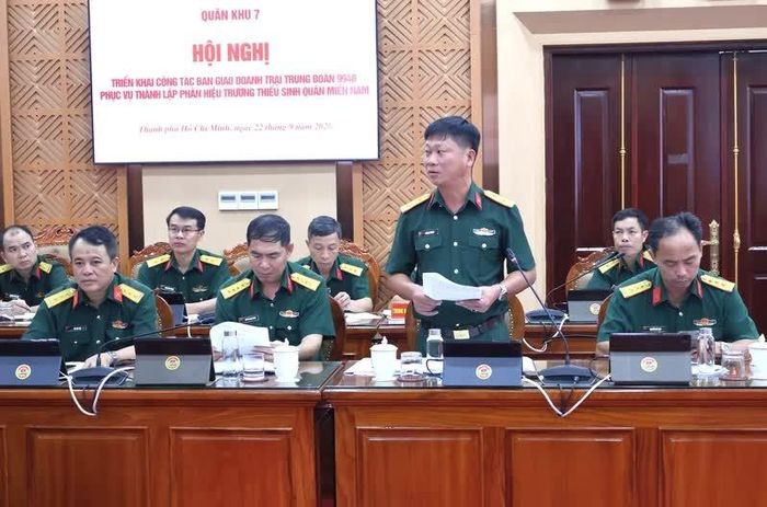 Thượng tá Võ Duy Hoàng, Chủ nhiệm Hậu cần Kỹ thuật, Bộ CHQS tỉnh Lâm Đồng báo cáo dự thảo nội dung bàn giao doanh trại Trung đoàn 994B phục vụ thành lập Phân hiệu Trường Thiếu sinh quân miền Nam