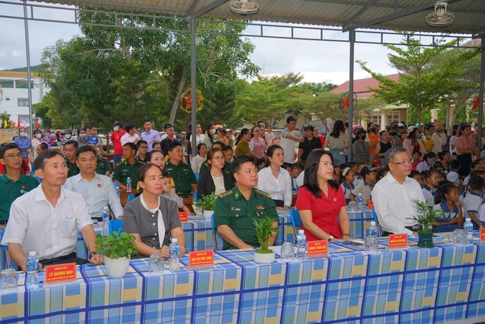 Ban Tổ chức chương trình “Biên cương - Đêm hội trăng rằm” tại xã Hoà Thắng