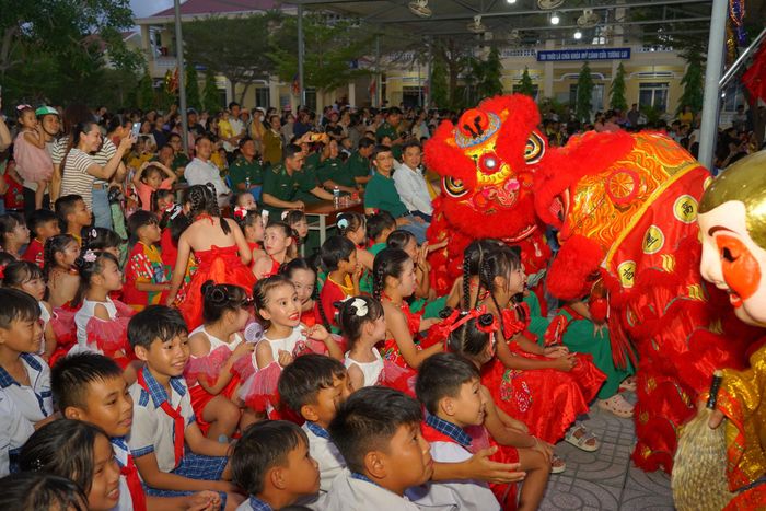 Thiếu nhi xã Hoà Thắng thích thú với màn múa lân