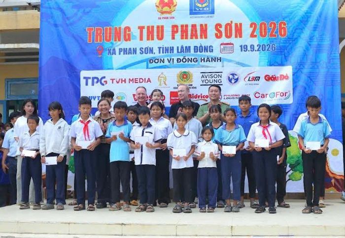 Trao quà cho các em học sinh ở Phan Sơn
