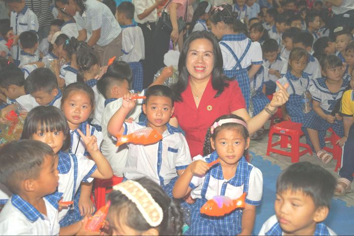 Bà Nguyễn Thị Thanh Nhàn, Phó Chủ tịch Hội Chữ thập đỏ Lâm Đồng cùng thiếu nhi xã Hòa Thắng