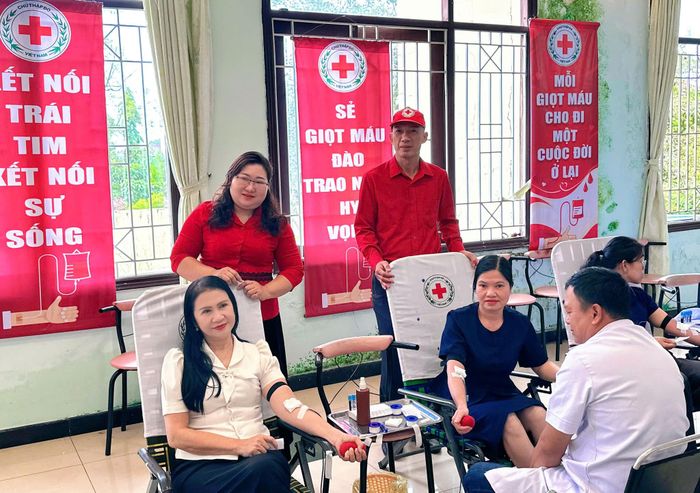 Lãnh đạo Hội Chữ thập đỏ tỉnh động viên tình nguyện viên tham gia hiến máu