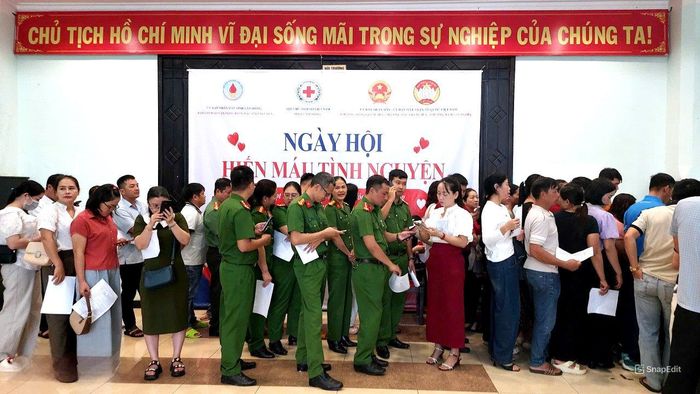 Đông đảo công chức, lực lượng vũ trang tham gia hiến máu