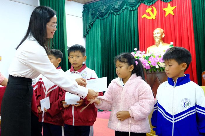 Bà Cil Bri, Phó Giám đốc Sở Dân tộc và Tôn giáo tỉnh Lâm Đồng tặng quà Tết Trung thu cho trẻ em Đam Rông 1