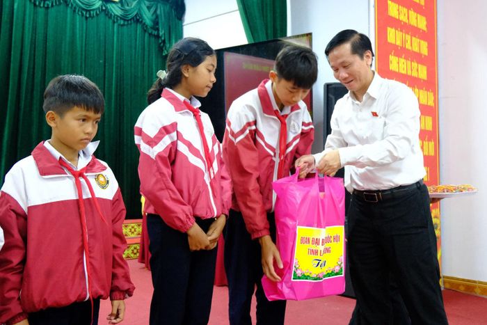 Ông Lâm Văn Đoan, Phó Chủ nhiệm Ủy ban Văn hóa và Xã hội của Quốc hội trao quà trung thu cho trẻ em Đam Rông 1