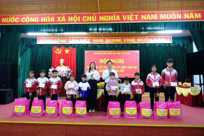 Đoàn ĐBQH tỉnh Lâm Đồng tặng quà Tết Trung thu cho trẻ em Đam Rông 1