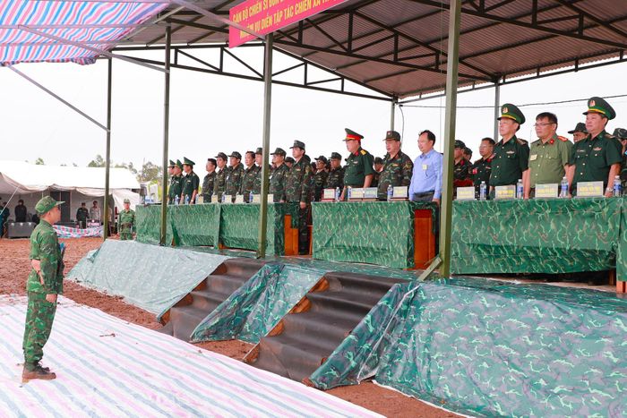 Đồn trưởng Đồn Biên phòng xin ý kiến chỉ đạo của Ban Chỉ đạo diễn tập để triển khai phương án xử lý tình huống trên biên giới