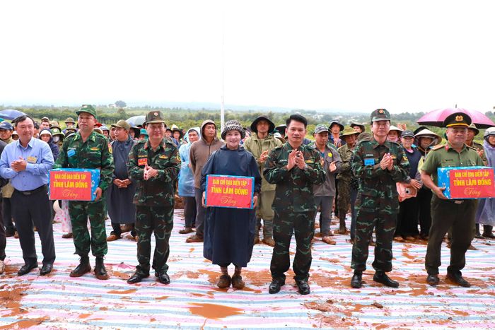 Ban Chỉ đạo diễn tập tặng quà động viên các lực lượng tham gia, ghi nhận tinh thần trách nhiệm, sự nỗ lực trong quá trình thực hành diễn tập