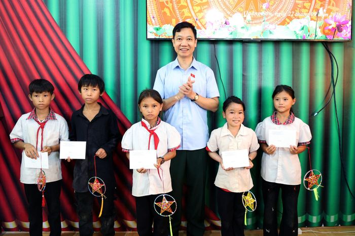 Đại biểu Phạm Đức Hoài, Ủy viên chuyên trách Ủy ban Quốc phòng, An ninh và Đối ngoại của Quốc hội tặng quà cho học sinh xã Quảng Sơn