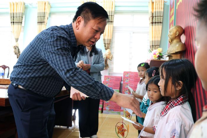 Đại biểu Nguyễn Trường Giang, Phó Chủ nhiệm Ủy ban Pháp luật và Tư pháp của Quốc hội tặng quà cho học sinh Trường Tiểu học Lý Tự Trọng
