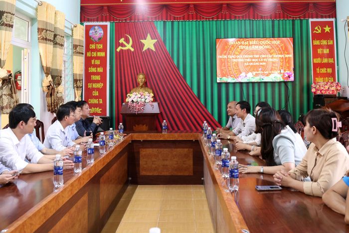 Đoàn ĐBQH tỉnh Lâm Đồng thăm, tặng quà trung thu học sinh Trường Tiểu học Lý Tự Trọng