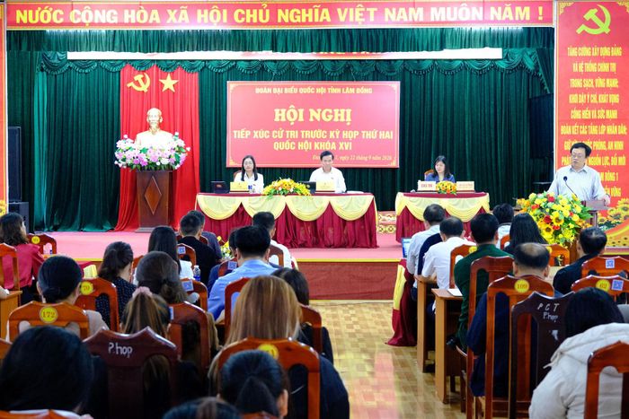 Quang cảnh buổi tiếp xúc cử tri