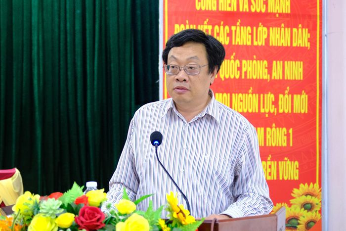 Ông Nguyễn Thanh Chương, Phó Giám đốc Sở Xây dựng phát biểu, giải đáp các ý kiến của cử tri