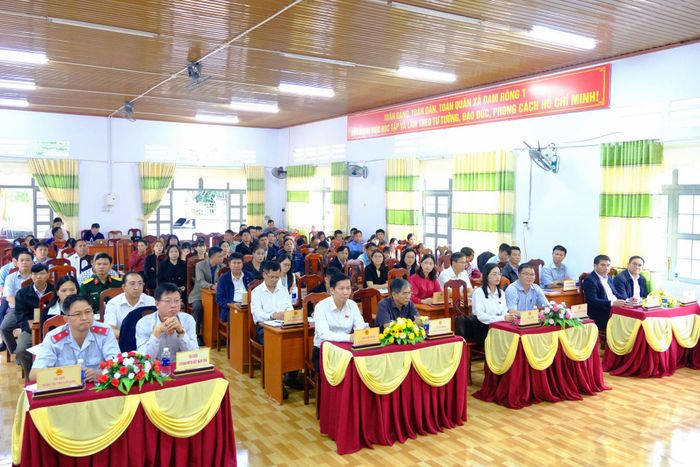 Đại diện lãnh đạo các sở, ngành và địa phương tham dự buổi tiếp xúc cử tri