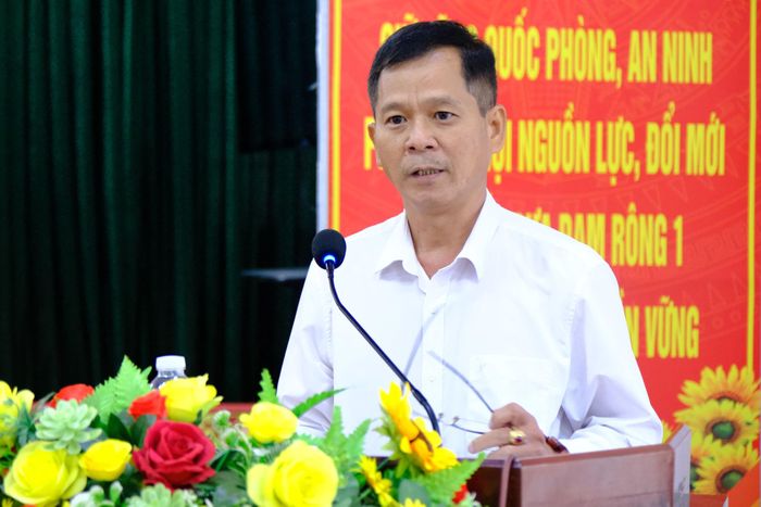 Ông Võ Văn Cường, Giám đốc Điện lực Đam Rông phát biểu, giải đáp các ý kiến của cử tri