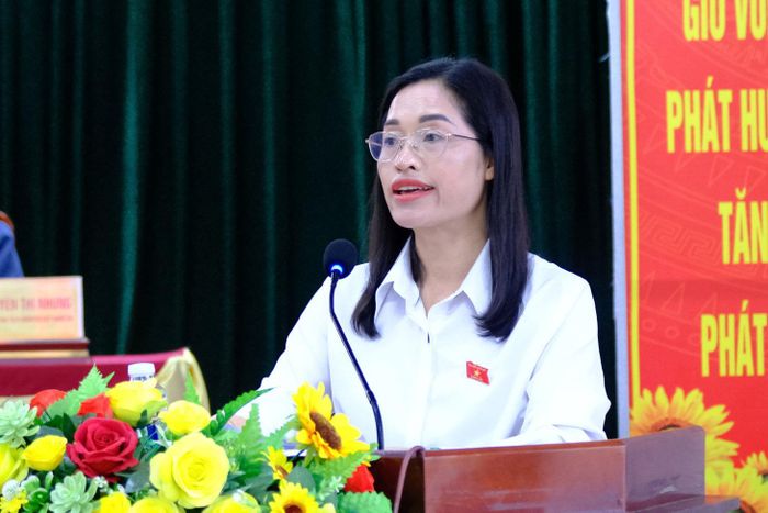 Bà Cil Bri, Phó Giám đốc Sở Dân tộc và Tôn giáo tỉnh Lâm Đồng thông tin đến cử tri về kết quả Kỳ họp không thường lệ lần thứ nhất và dự kiến nội dung, chương trình Kỳ họp thứ 2, Quốc hội khóa XVI