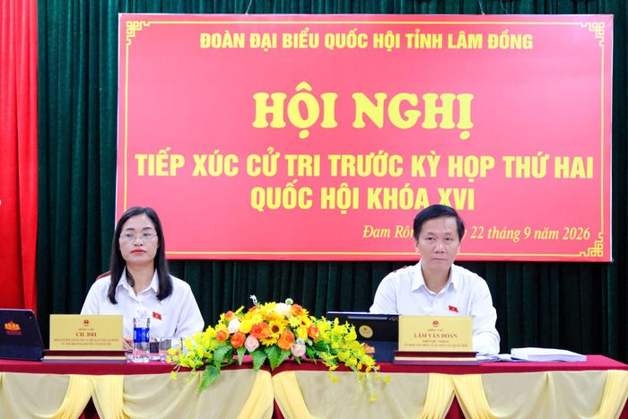 Đoàn ĐBQH tỉnh Lâm Đồng gồm ông Lâm Văn Đoan, Phó Chủ nhiệm Ủy ban Văn hóa và Xã hội của Quốc hội và bà Cil Bri, Phó Giám đốc Sở Dân tộc và Tôn giáo tỉnh Lâm Đồng tiếp xúc cử tri xã Đam Rông 1