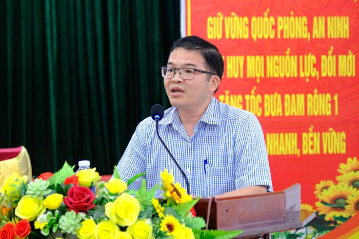 Ông Nguyễn Văn Thành, Chủ tịch UBND xã Đam Rông 1 phát biểu, giải đáp các ý kiến, kiến nghị của cử tri