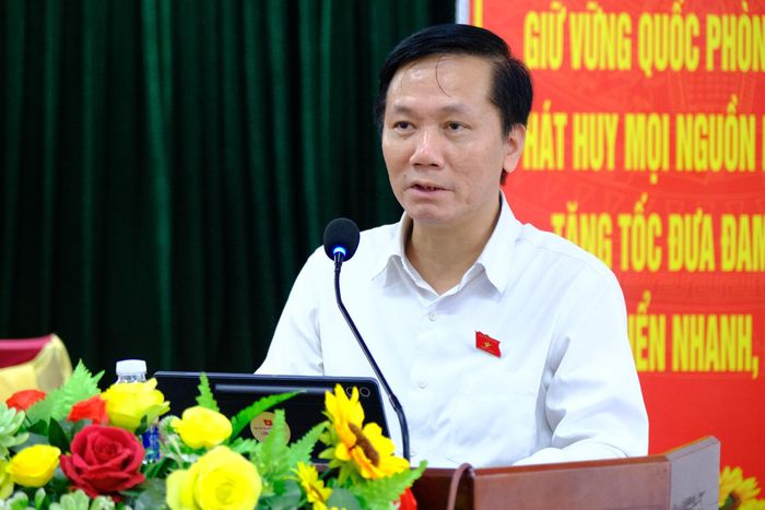 Ông Lâm Văn Đoan, Phó Chủ nhiệm Ủy ban Văn hóa và Xã hội của Quốc hội, đại diện Đoàn ĐBQH tỉnh Lâm Đồng ghi nhận các ý kiến, kiến nghị của cử tri