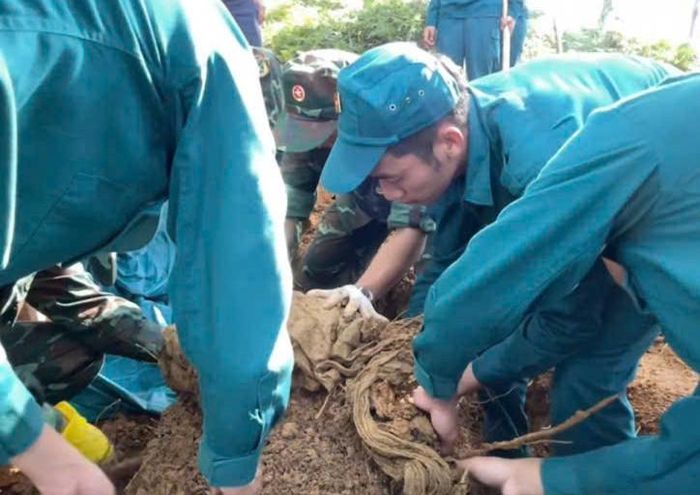 Lực lượng thuộc Ban CHQS xã Đạ Tẻh 3 phối hợp thực hiện nhiệm vụ