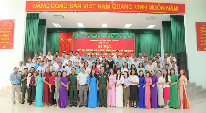 Đại biểu, Chỉ huy Trung đoàn 812 chụp ảnh lưu niệm cùng học viên