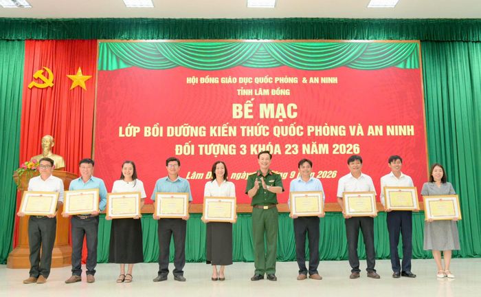 Đại diện Hội đồng Giáo dục quốc phòng và an ninh tỉnh Lâm Đồng trao Giấy khen cho học viên đạt thành tích cao trong học tập