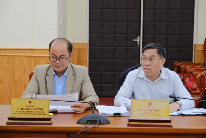 Đồng chí Y Quang BKRông, Ủy viên Ban Thường vụ Tỉnh ủy, Phó Chủ tịch HĐND tỉnh (bên trái) cùng Tỉnh ủy viên, Phó Chủ tịch UBND tỉnh Võ Ngọc Hiệp dự phiên họp