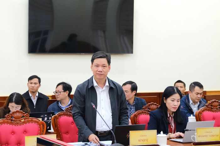 Đồng chí Đỗ Văn Chung, Tỉnh ủy viên, Giám đốc Sở Nội vụ Lâm Đồng trình bày dự thảo báo cáo