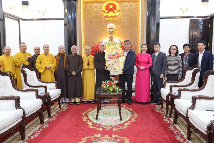 Ban Trị sự Giáo hội Phật giáo Việt Nam tỉnh Lâm Đồng tặng quà và chụp ảnh lưu niệm cùng các đồng chí lãnh đạo tỉnh tại UBND tỉnh Lâm Đồng