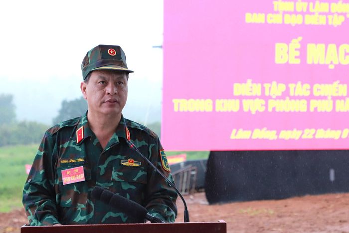 Thiếu tướng Đinh Hồng Tiếng, Ủy viên Ban Thường vụ Tỉnh ủy, Chỉ huy trưởng Bộ CHQS tỉnh, Phó Trưởng Ban Chỉ đạo diễn tập DT-26 phát biểu bế mạc diễn tập tác chiến trong khu vực phòng thủ năm 2026 tại Cụm 10