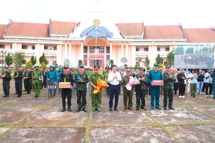 Đồng chí Lưu Văn Trung, Phó Bí thư Tỉnh ủy, Chủ tịch HĐND tỉnh tặng hoa và quà động viên các lực lượng tham gia, ghi nhận tinh thần trách nhiệm, sự nỗ lực trong quá trình thực hiện nhiệm vụ