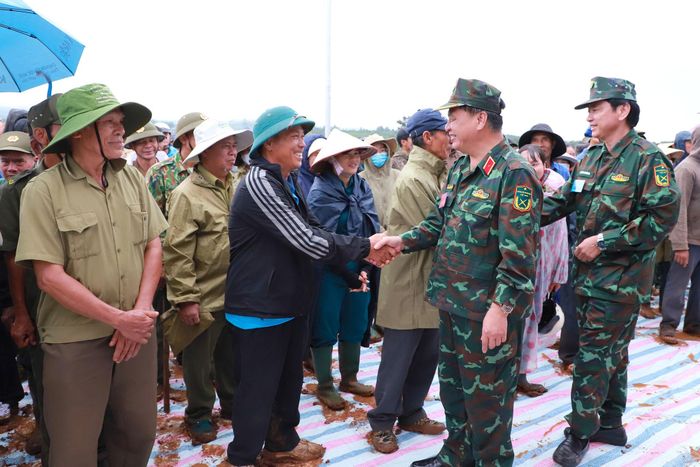 Thiếu tướng Đinh Hồng Tiếng, Ủy viên Ban Thường vụ Tỉnh ủy, Chỉ huy trưởng Bộ CHQS tỉnh, Phó Trưởng Ban Chỉ đạo diễn tập DT-26 thăm hỏi, động viên các lực lượng tham gia diễn tập