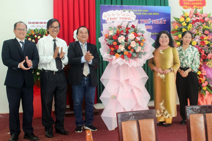 Hội Văn học Nghệ thuật Lâm Đồng tặng hoa chúc mừng đại hội