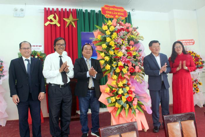 Lãnh đạo Ban Tuyên giáo Tỉnh ủy tặng lẵng hoa chúc mừng đại hội