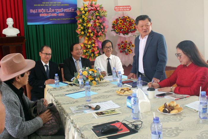 Đồng chí Nguyễn Hữu Khánh, Phó Trưởng Ban Thường trực Ban Tuyên giáo Tỉnh ủy Lâm Đồng phát biểu tại đại hội