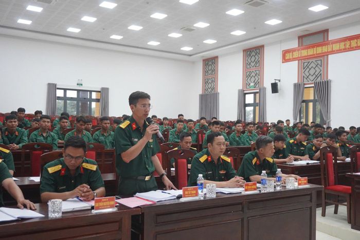 Thượng tá Mai Tất Thành, Trung đoàn trưởng Trung đoàn Bộ binh 994B báo cáo các nội dung kiểm tra