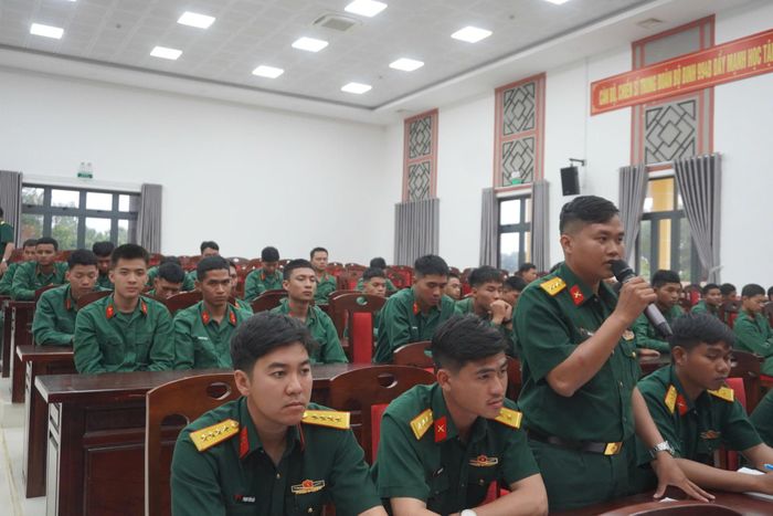 Cán bộ Trung đoàn Bộ binh 994B đóng góp ý kiến tại buổi đối thoại