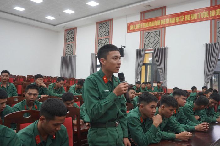 Hơn 100 cán bộ, chiến sĩ đã tham gia đối thoại