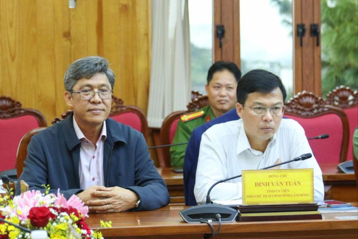 Tỉnh ủy viên, Phó Chủ tịch UBND tỉnh Đinh Văn Tuấn (bên phải); Tỉnh ủy viên, Phó Chủ tịch UBND tỉnh Nguyễn Minh (bên trái) tham dự buổi làm việc
