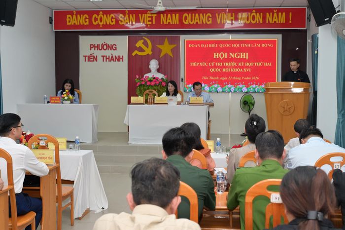Toàn cảnh buổi tiếp xúc cử tri phường Tiến Thành