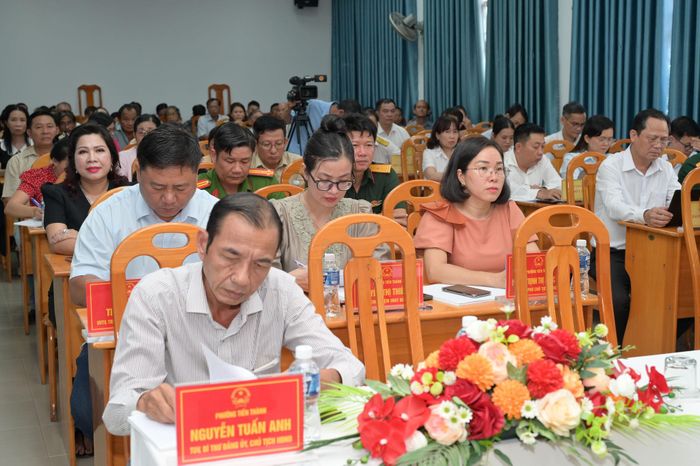 Các đại biểu tham dự buổi tiếp xúc cử tri tại phường Tiến Thành