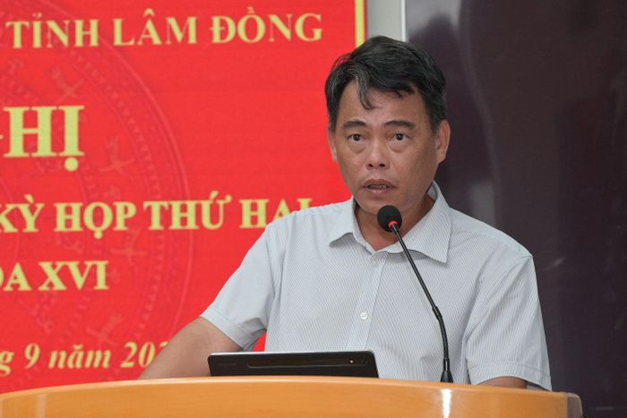 Ông Trần Hữu Minh Tùng, Chủ tịch UBND phường Tiến Thành trả lời các kiến nghị thuộc thẩm quyền