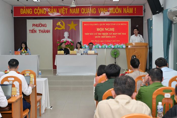 Ông Lê Thanh Sơn, Phó Giám đốc Sở Nông nghiệp và Môi trường trả lời các kiến nghị thuộc thẩm quyền