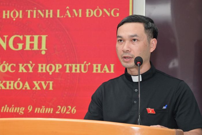 Thay mặt đoàn ĐBQH tỉnh, Linh mục Lê Nguyên Thao đã thông tin đến cử tri các nội dung của kỳ họp