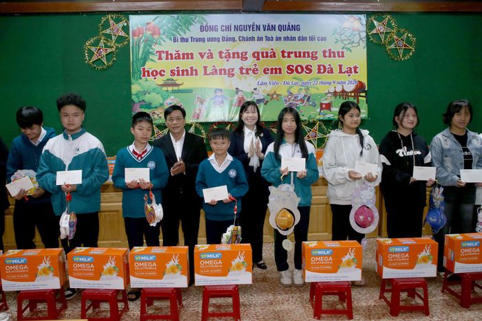 Đồng chí Hà Thị Hạnh, Ủy viên Ban Thường vụ Tỉnh ủy, Phó Chủ tịch Ủy ban MTTQ Việt Nam tỉnh và đồng chí Nguyễn Văn Thanh, Chánh án Tòa án nhân dân tỉnh tặng quà cho các em ở Làng trẻ em SOS Đà Lạt
