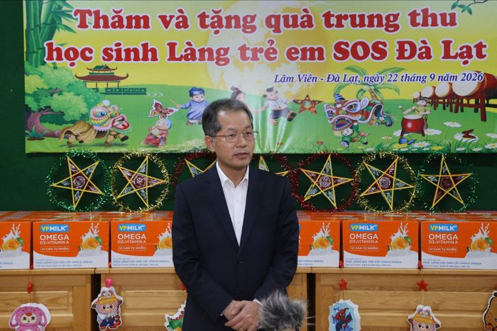 Đồng chí Nguyễn Văn Quảng, Bí thư Trung ương Đảng, Chánh án Tòa án nhân dân tối cao chúc mừng các em ở Làng trẻ em SOS Đà Lạt nhân dịp Tết Trung thu