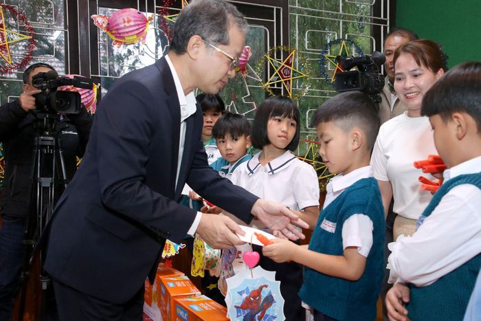 Đồng chí Nguyễn Văn Quảng, Bí thư Trung ương Đảng, Chánh án Tòa án nhân dân tối cao tặng quà cho các em ở Làng trẻ em SOS Đà Lạt